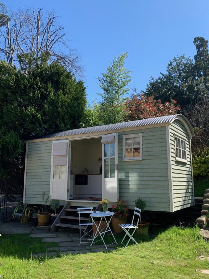 The City Hut Bath Exterior photo